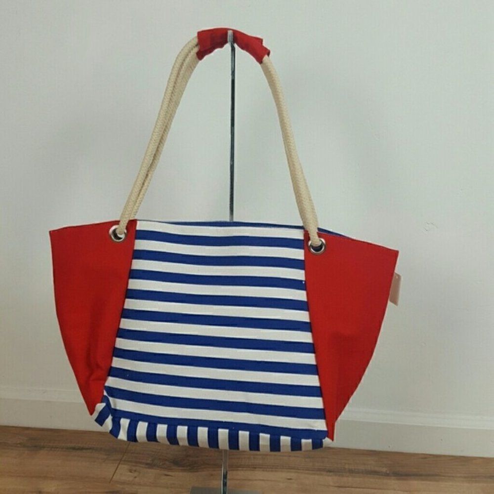 BEACH BAG WITH BLUE AND RED STRIPES.